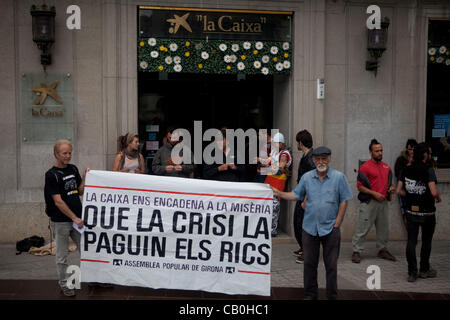 15M-mouvement anti-capitaliste en Espagne : l'occupation pacifique d'une succursale de la banque Caixa Girona en Espagne, les jeunes occupent Banque D'Images