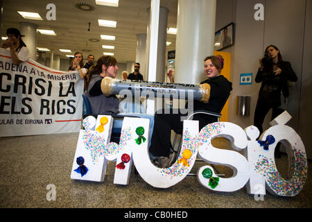 15M-mouvement anti-capitaliste en Espagne : l'occupation pacifique d'une succursale de la banque Caixa Girona en Espagne, les jeunes occupent Banque D'Images