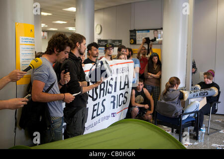 15M-mouvement anti-capitaliste en Espagne : l'occupation pacifique d'une succursale de la banque Caixa Girona en Espagne, les jeunes occupent Banque D'Images