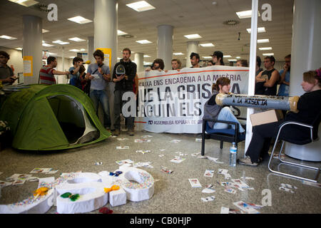 15M-mouvement anti-capitaliste en Espagne : l'occupation pacifique d'une succursale de la banque Caixa Girona en Espagne, les jeunes occupent Banque D'Images