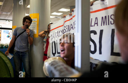 15M-mouvement anti-capitaliste en Espagne : l'occupation pacifique d'une succursale de la banque Caixa Girona en Espagne, les jeunes occupent Banque D'Images