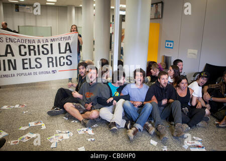 15M-mouvement anti-capitaliste en Espagne : l'occupation pacifique d'une succursale de la banque Caixa Girona en Espagne, les jeunes occupent Banque D'Images