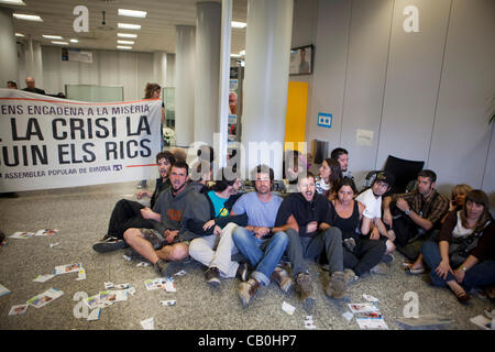 15M-mouvement anti-capitaliste en Espagne : l'occupation pacifique d'une succursale de la banque Caixa Girona en Espagne, les jeunes occupent Banque D'Images