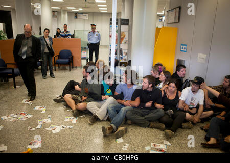 15M-mouvement anti-capitaliste en Espagne : l'occupation pacifique d'une succursale de la banque Caixa Girona en Espagne, les jeunes occupent Banque D'Images