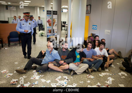 15M-mouvement anti-capitaliste en Espagne : l'occupation pacifique d'une succursale de la banque Caixa Girona en Espagne, les jeunes occupent Banque D'Images