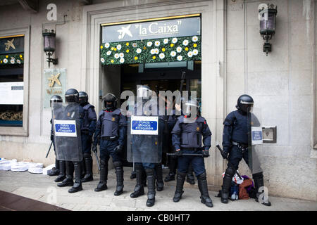 15M-mouvement anti-capitaliste en Espagne : l'occupation pacifique d'une succursale de la banque Caixa Girona en Espagne, les jeunes occupent Banque D'Images