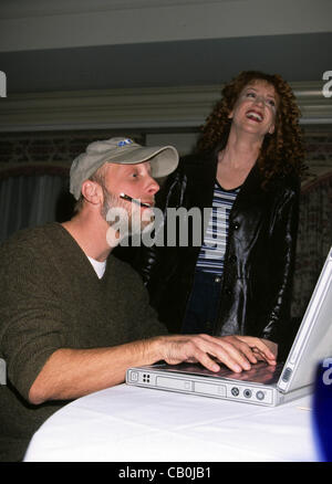 8 janvier 1999 - Hollywood, Californie, États-Unis - K10522LR.KATHY GRIFFIN ET CHRIS ELLIOTT.TCA Press Tour d'UPN, Ritz Carlton, Pasadena, CA. 01/08/1999 Crédit : Images(Â© Lisa Rose/Photos/ZUMAPRESS.com) Globe Banque D'Images