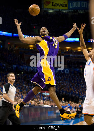 14.05.2012. Oklahoma City, Oklahoma, États-Unis - Los Angeles Lakers KOBE BRYANT garde perd la balle sous la pression de Thabo Sefolosha de l'Oklahoma City Thunder au cours de la première moitié de Match 1 de la demi-finale de Conférence Ouest de la NBA. Le Thunder a remporté le premier match par la marque de 119-90 Banque D'Images