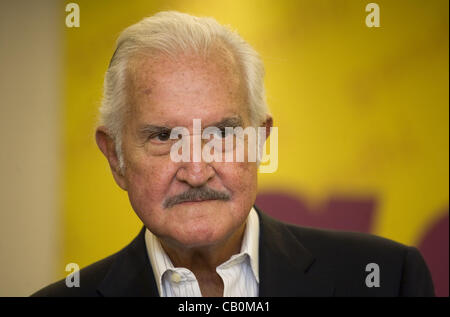 16 déc., 2011 - Mexico, District Fédéral, MEXICO - Carlos Fuentes est décédé à l'âge de 83 ans à l'hôpital Angeles del Pedregal à Mexico mardi, 15 mai 2012. Fuentes était connu pour des ouvrages dont la mort d'Artemio Cruz et le Vieux Gringo. PHOTO - Carlos Fuentes durant un livre signature Banque D'Images