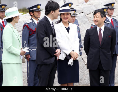 16 mai 2012 - Tokyo, Japon - Prince héritier Naruhito du Japon (R) et son épouse la Princesse Masako (2R), et le Prince Akishino (2L) et son épouse la princesse KIKO (L) vague comme ils le EmperorAKIHITO et l'Impératrice Michiko au large de l'aéroport Haneda de Tokyo le 16 mai 2012 à Tokyo, Japon. L'empereur et de sa w Banque D'Images