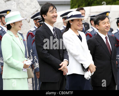 16 mai 2012 - Tokyo, Japon - Prince héritier Naruhito du Japon (R) et son épouse la Princesse Masako (2R), et le Prince Akishino (2L) et son épouse la princesse KIKO (L) vague comme ils le EmperorAKIHITO et l'Impératrice Michiko au large de l'aéroport Haneda de Tokyo le 16 mai 2012 à Tokyo, Japon. L'empereur et de sa w Banque D'Images