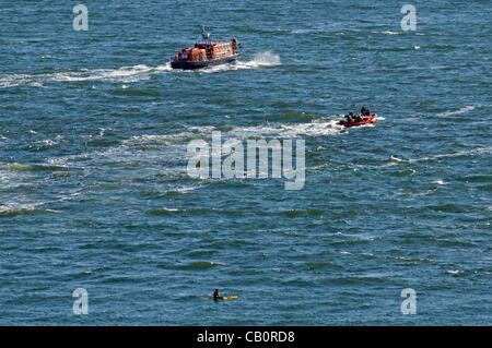 Langland Bay - Swansea - UK - 16 mai 2012 - exercice de sauvetage à Langland Bay près de Swansea cet après-midi concernant le sauvetage de Mumbles, RAF, hélicoptère Seaking et l'embarcation de pêche côtière Mumbles Langland Bay surf Patrouille de sauvetage. Banque D'Images