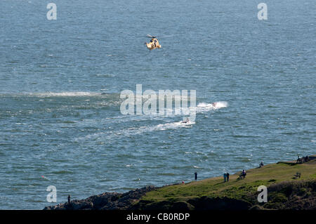 Langland Bay - Swansea - UK - 16 mai 2012 - exercice de sauvetage à Langland Bay près de Swansea cet après-midi concernant le sauvetage de Mumbles, RAF, hélicoptère Seaking et l'embarcation de pêche côtière Mumbles Langland Bay surf Patrouille de sauvetage. Banque D'Images