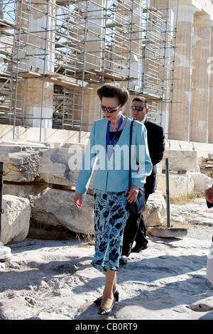 16 mai 2012 - Athènes, Grèce - Altesse Royale la princesse Anne, lors d'une visite qu'voir la Flamme Olympique ''porté en terre'' à l'Acropolis, le mercredi soir et remis au stade Panathénaïque Londres jeudi soir. (Crédit Image : © Vafeiadakis ZUMAPRESS.com) Aristidis/ Banque D'Images