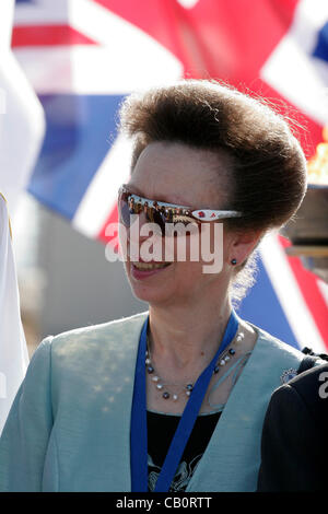 16 mai 2012 - Athènes, Grèce - Altesse Royale la princesse Anne, lors d'une visite qu'voir la Flamme Olympique ''porté en terre'' à l'Acropolis, le mercredi soir et remis au stade Panathénaïque Londres jeudi soir. (Crédit Image : © Vafeiadakis ZUMAPRESS.com) Aristidis/ Banque D'Images