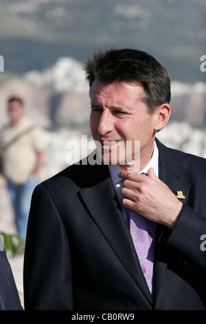 16 mai 2012 - Athènes, Grèce - président du LOCOG, Sebastian Coe, lors d'une visite qu'voir la Flamme Olympique ''porté en terre'' à l'Acropolis, le mercredi soir et remis au stade Panathénaïque Londres jeudi soir. (Crédit Image : © Vafeiadakis ZUMAPRESS.com) Aristidis/ Banque D'Images