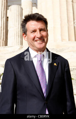 16 mai 2012 - Athènes, Grèce - président du LOCOG, Sebastian Coe, lors d'une visite qu'voir la Flamme Olympique ''porté en terre'' à l'Acropolis, le mercredi soir et remis au stade Panathénaïque Londres jeudi soir. (Crédit Image : © Vafeiadakis ZUMAPRESS.com) Aristidis/ Banque D'Images