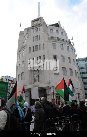 Londres, Royaume-Uni. 16/05/12. Les militants palestiniens détenant une manifestation en face de la BBC Broadcasting House à Portland Place. Les manifestants affirment que la BBC n'a pas une couverture adéquate de la récente grève de la faim organisée par des détenus dans les prisons israéliennes. Banque D'Images