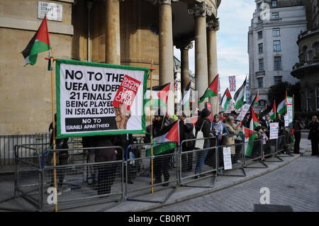 Londres, Royaume-Uni. 16/05/12. Les militants palestiniens détenant une manifestation en face de la BBC Broadcasting House à Portland Place. Les manifestants affirment que la BBC n'a pas une couverture adéquate de la récente grève de la faim organisée par des détenus dans les prisons israéliennes. Banque D'Images