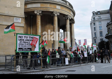 Londres, Royaume-Uni. 16/05/12. Les militants palestiniens détenant une manifestation en face de la BBC Broadcasting House à Portland Place. Les manifestants affirment que la BBC n'a pas une couverture adéquate de la récente grève de la faim organisée par des détenus dans les prisons israéliennes. Banque D'Images