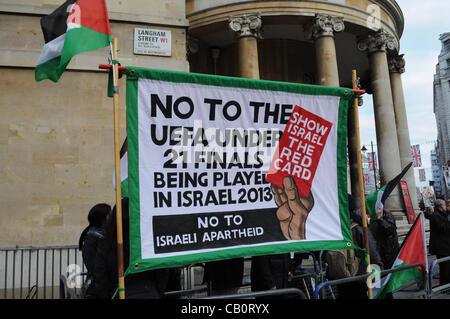 Londres, Royaume-Uni. 16/05/12. Les militants palestiniens détenant une manifestation en face de la BBC Broadcasting House à Portland Place. Les manifestants affirment que la BBC n'a pas une couverture adéquate de la récente grève de la faim organisée par des détenus dans les prisons israéliennes. Banque D'Images