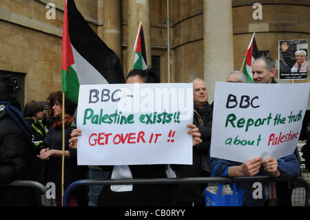 Londres, Royaume-Uni. 16/05/12. Les militants palestiniens détenant une manifestation en face de la BBC Broadcasting House à Portland Place. Les manifestants affirment que la BBC n'a pas une couverture adéquate de la récente grève de la faim organisée par des détenus dans les prisons israéliennes. Banque D'Images