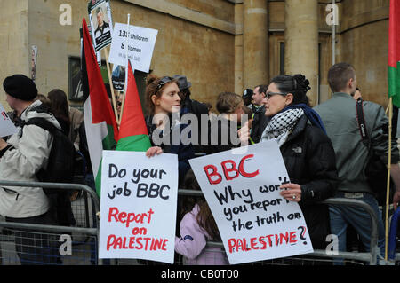 Londres, Royaume-Uni. 16/05/12. Les militants palestiniens détenant une manifestation en face de la BBC Broadcasting House à Portland Place. Les manifestants affirment que la BBC n'a pas une couverture adéquate de la récente grève de la faim organisée par des détenus dans les prisons israéliennes. Banque D'Images