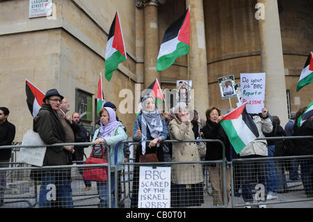 Londres, Royaume-Uni. 16/05/12. Les militants palestiniens détenant une manifestation en face de la BBC Broadcasting House à Portland Place. Les manifestants affirment que la BBC n'a pas une couverture adéquate de la récente grève de la faim organisée par des détenus dans les prisons israéliennes. Banque D'Images