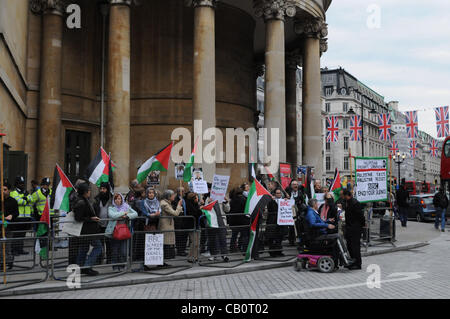 Londres, Royaume-Uni. 16/05/12. Les militants palestiniens détenant une manifestation en face de la BBC Broadcasting House à Portland Place. Les manifestants affirment que la BBC n'a pas une couverture adéquate de la récente grève de la faim organisée par des détenus dans les prisons israéliennes. Banque D'Images