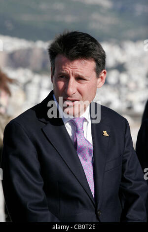 16 avril 2012 Grèce Athènes. Le président du LOCOG, Sebastian Coe, lors d'une visite qu'voir la flamme olympique "enterrés" à l'Acropolis, le mercredi soir et remis au stade Panathénaïque Londres jeudi soir. Banque D'Images