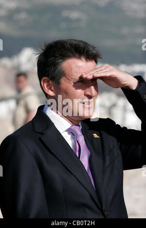 16 avril 2012 Grèce Athènes. Le président du LOCOG, Sebastian Coe, lors d'une visite qu'voir la flamme olympique "enterrés" à l'Acropolis, le mercredi soir et remis au stade Panathénaïque Londres jeudi soir. Banque D'Images