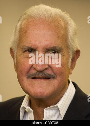 16 déc., 2011 - Mexico, District Fédéral, MEXICO - Carlos Fuentes est décédé à l'âge de 83 ans à l'hôpital Angeles del Pedregal à Mexico mardi, 15 mai 2012. Fuentes était connu pour des ouvrages dont la mort d'Artemio Cruz et le Vieux Gringo. PHOTO - Carlos Fuentes durant un livre signature Banque D'Images