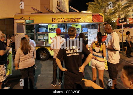 11 mai 2012 - Las Vegas, NV - Les clients attendent de placer les commandes de la Sin City Wings camion alimentaire sur Fremont Street et Las Vegas Boulevard, à Las Vegas, Nevada le 11 mai 2012. (Crédit Image : © Mike Stotts/ZUMAPRESS.com) Banque D'Images