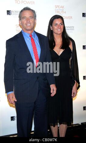 17 novembre 2010 - New York, New York, États-Unis - BOBBY KENNEDY ET SA FEMME MARY KENNEDY.arrive pour le Robert F. Kennedy Center for Justice and Human Rights 2010 Dîner d'onde d'espoir à Chelsea Piers, à New York le 17 novembre 2010. .. K66823SN.(Image Crédit : © Sharon Neetles/Globe Photos/ZUMApress Banque D'Images