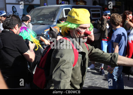 Madrid, Espagne. Les manifestants déguisés en clowns créer une atmosphère amusante au cours d'une protestation massive qui a eu lieu à la Puerta del Sol pour marquer le premier anniversaire du mouvement de l'Espagne Indignado le 15 mai 2012. Des manifestations similaires ont eu lieu à travers le monde après le mouvement initial a démarré il y a un an. Banque D'Images