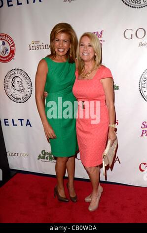 Hoda Kotb, Kathie Lee Gifford aux arrivées aux frères Club roti de Betty White, Sheraton Hotel, New York, NY 16 mai 2012. Photo par : Eric Reichbaum/Everett Collection Banque D'Images