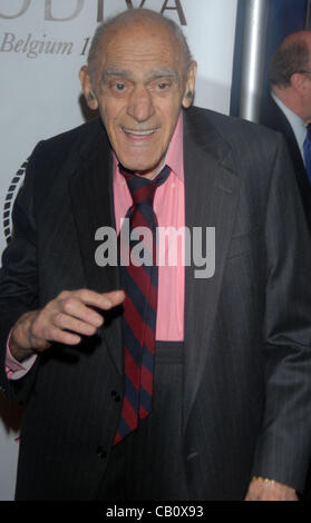 15 mai 2012 - New York, New York, États-Unis - ABE VIGODA au Friars Club roti de Betty White à l'hôtel Sheraton de New York. (Crédit Image : © Jeffrey Geller/ZUMAPRESS.com) Banque D'Images