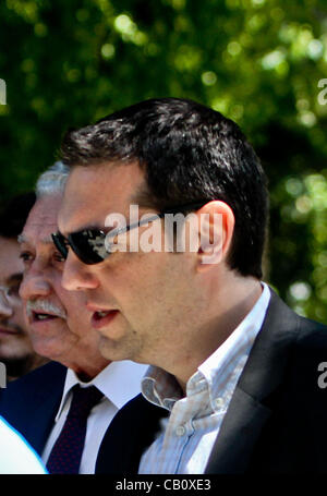 Chef de la gauche radicale, Alexis Tsipras ( R ) et Fotis Kouvelis ( L ) de la gauche démocratique (DIMAR), quitter le palais présidentiel à Athènes, après une réunion avec le président grec Karolos Papoulias et d'autres dirigeants du parti grec à Athènes le mercredi 16 mai 2012. Le chef de la Grèce" Banque D'Images