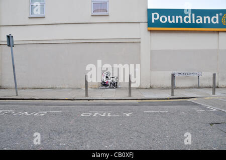 La nouvelle oeuvre de graffiti Banksy '' montrant un garçon avec une machine à faire de l'ensemencement Union Jack noir sur le mur de l'Poundland store à Wood Green, Londres. Jeudi 17 Mai 2012 Banque D'Images