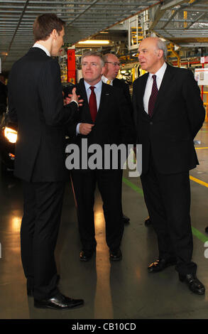 Ellesmere Port, au Royaume-Uni. 17 mai, 2012. Duncan Aldred, président et directeur de Vauxhall Motors UK (à gauche), se félicite de Vince Cable, Secrétaire d'État aux affaires, de l'Innovation et des compétences (droit) et Mark Prisk , Ministre du Commerce (Centre) à l'usine Vauxhall, Ellesmere Port, avant l'annonce de 700 emplois. Banque D'Images