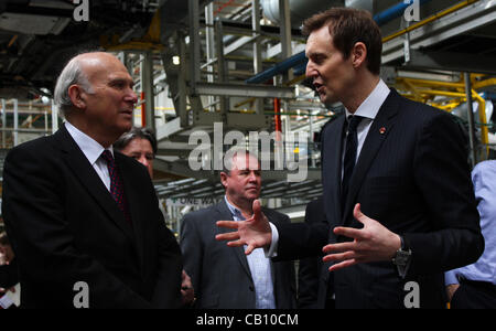 Ellesmere Port, au Royaume-Uni. 17 mai, 2012. Vince Cable, Secrétaire d'État aux affaires, de l'Innovation et des compétences (à gauche) reçoit la visite de l'usine Vauxhall à Ellesmere Port par Duncan Aldred , Président et PDG de Vauxhall Motors UK (à droite). Banque D'Images