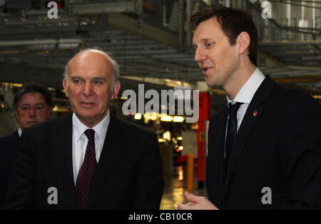 Ellesmere Port, au Royaume-Uni. 17 mai, 2012. Vince Cable, Secrétaire d'État aux affaires, de l'Innovation et des compétences (à gauche) reçoit la visite de l'usine Vauxhall Motors à Ellesmere Port par Duncan Aldred (droite), Président et PDG de Vauxhall Motors UK Banque D'Images