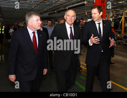 Ellesmere Port, au Royaume-Uni. 17 mai, 2012. Mark Prisk, Ministre pour l'entreprise (à gauche) et Vince Cable, Secrétaire d'État aux affaires, de l'Innovation et des compétences (centre) sont affichées autour de l'usine Vauxhall Motors Ellesmere Port par Duncan Aldred, président et directeur de Vauxhall Motors UK Banque D'Images