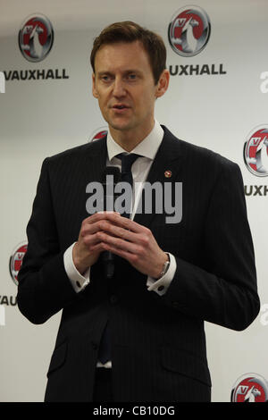 Ellesmere Port, au Royaume-Uni. 17 mai, 2012. Duncan Aldred, président et directeur général de Peugeot UK, prend la parole à l'usine Vauxhall Ellesmere Port que l'innocuité de la plante est sécurisé par l'annonce de 700 nouveaux emplois, avec l'usine de devenir l'usine de plomb pour l'Astra jusqu'en 2020. Banque D'Images