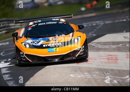 Rudi Adams (GER) / Arno Klasen (GER) conduisant le # 69 SP9-GT3 Dorr Motorsport McLaren MP4-12C GT3 au cours de la pratique pour le Nürburgring 24 heures de course près de Nurburg, Allemagne le 17 mai 2012. Photo : Matt Jacques Banque D'Images