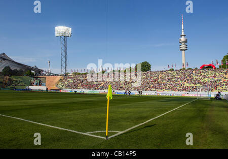 Olympiaturm und Stadion, Fussballstadion, Innenansicht, Rasen, Dach, 1.FFC FRANCFORT - OLYMPIQUE LYON (0 -2 ) Fussball DAMEN Finale, Ligue des Champions de l'Olympiastadion, Munich, 17.05.2012 CL Saison 2011/2012 Fotograf : Peter Schatz Lacknerstr.785567 G r a f i n g 0171-8300650 ps@magics.de ww Banque D'Images