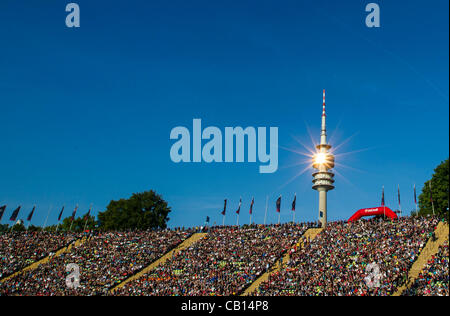 Olympiaturm und Stadion, Fussballstadion, Tribuene, Innenansicht, Lichtmast, Energie, Scheinwerfer, Fluter, Licht, Sonne, reflektion, Strahl, Danubius Health Spa Resort Centralni Lazne 1.FFC FRANCFORT - OLYMPIQUE LYON (0 -2 ) Fussball DAMEN Finale, Ligue des Champions de l'Olympiastadion, Munich, 17.05.2012 CL Saison 2011/2012 Fo Banque D'Images