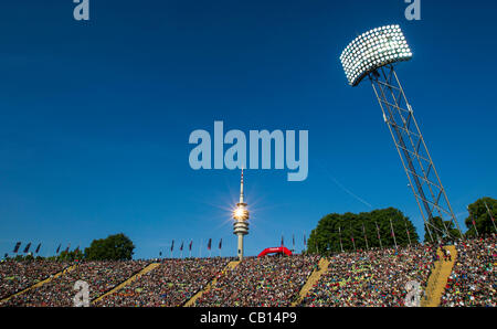 Olympiaturm und Stadion, Fussballstadion, Tribuene, Innenansicht, Lichtmast, Energie, Scheinwerfer, Fluter, Licht, Sonne, reflektion, Strahl, Danubius Health Spa Resort Centralni Lazne 1.FFC FRANCFORT - OLYMPIQUE LYON (0 -2 ) Fussball DAMEN Finale, Ligue des Champions de l'Olympiastadion, Munich, 17.05.2012 CL Saison 2011/2012 Fo Banque D'Images