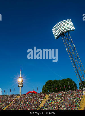 Olympiaturm und Stadion, Fussballstadion, Tribuene, Innenansicht, Lichtmast, Energie, Scheinwerfer, Fluter, Licht, Sonne, reflektion, Strahl, Danubius Health Spa Resort Centralni Lazne 1.FFC FRANCFORT - OLYMPIQUE LYON (0 -2 ) Fussball DAMEN Finale, Ligue des Champions de l'Olympiastadion, Munich, 17.05.2012 CL Saison 2011/2012 Fo Banque D'Images