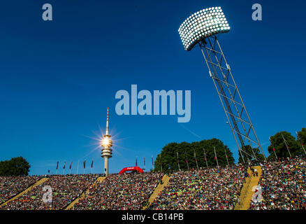 Olympiaturm und Stadion, Fussballstadion, Tribuene, Innenansicht, Lichtmast, Energie, Scheinwerfer, Fluter, Licht, Sonne, reflektion, Strahl, Danubius Health Spa Resort Centralni Lazne 1.FFC FRANCFORT - OLYMPIQUE LYON (0 -2 ) Fussball DAMEN Finale, Ligue des Champions de l'Olympiastadion, Munich, 17.05.2012 CL Saison 2011/2012 Fo Banque D'Images